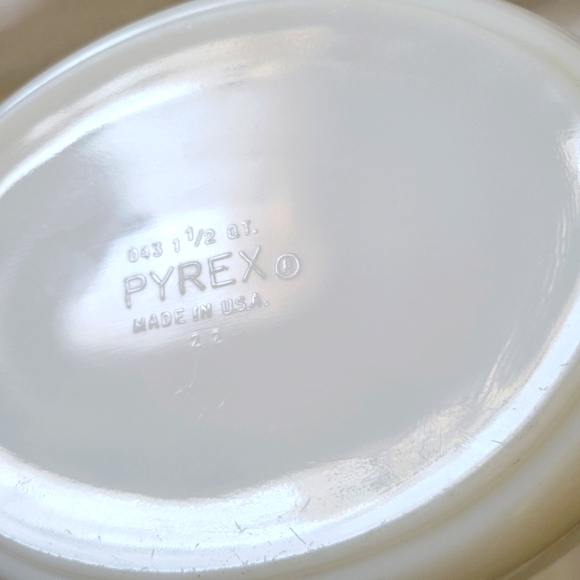Vintage Town and Country #043 1 1/2 QT. Pyrex Casserole Dish - Picture 8 of 8